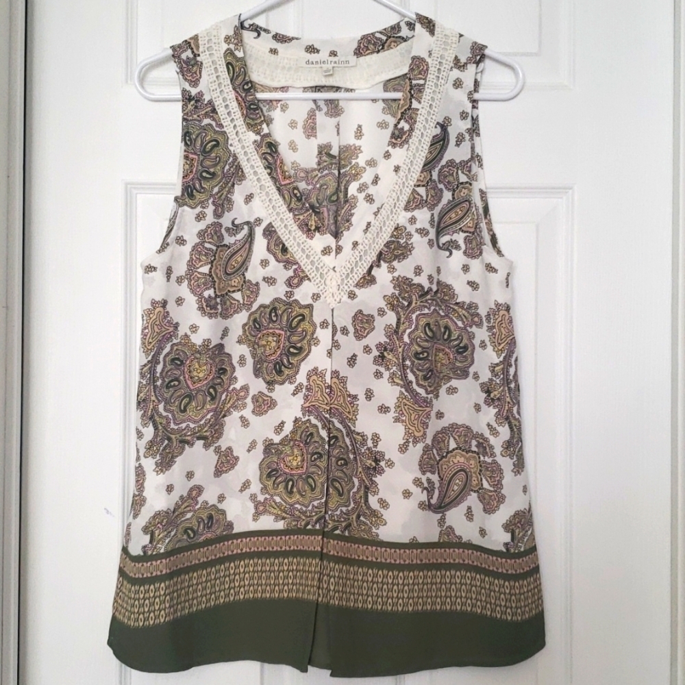 Danielrainn sleeveless v neck  top